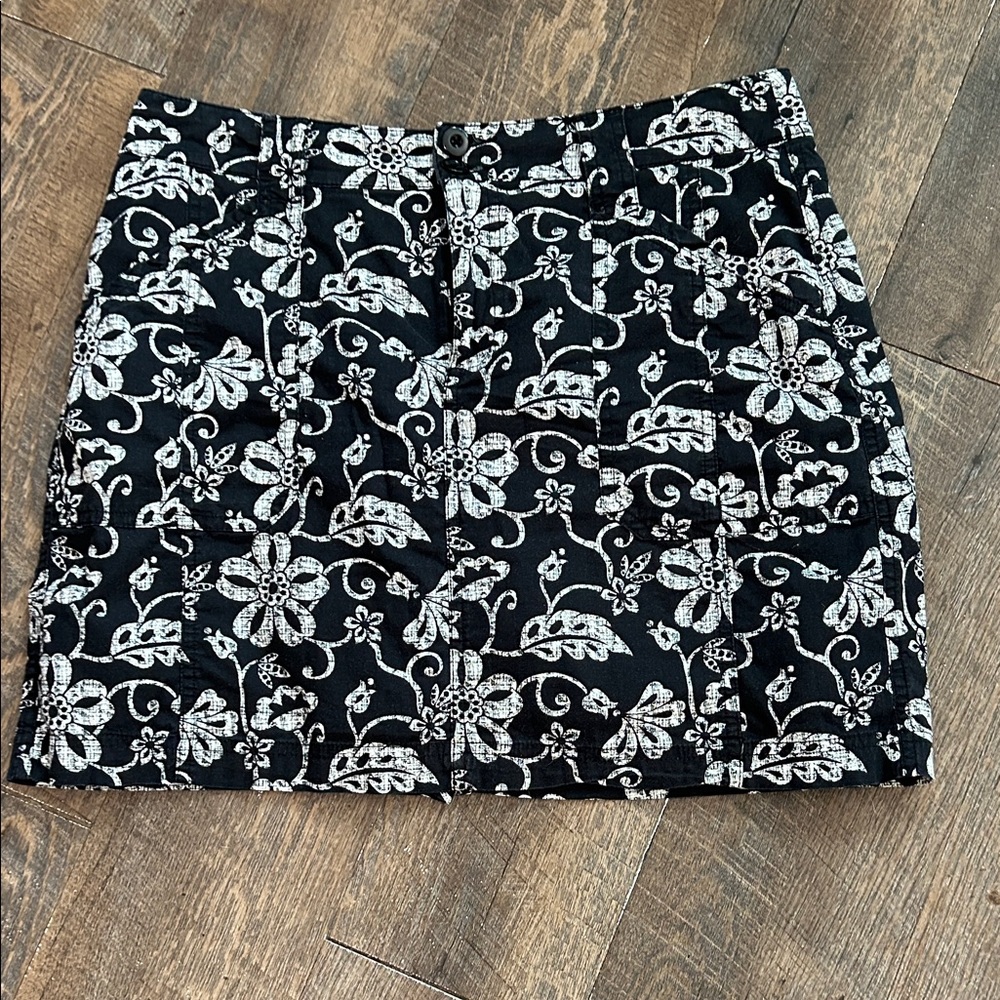 Dressbarn‎ Women’s black and white floral print skort Size 8 Hawaiian